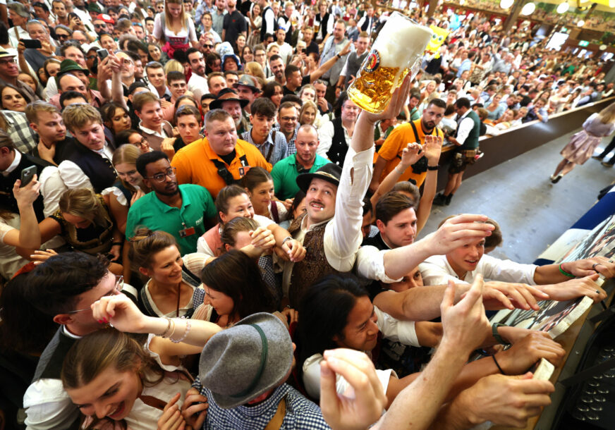 Počeo 188. Oktoberfest: Ove godine krigla piva skuplja oko 6%, očekuje se oko milion posjetilaca