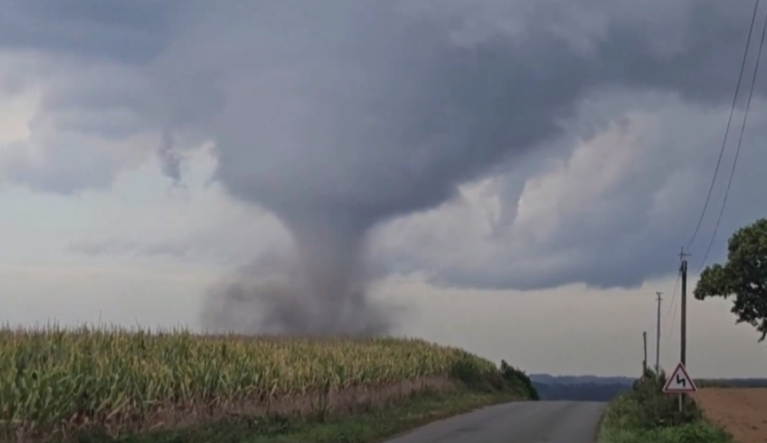 Tornado protutnjao Francuskom: Strušeno nekoliko kuća (VIDEO)