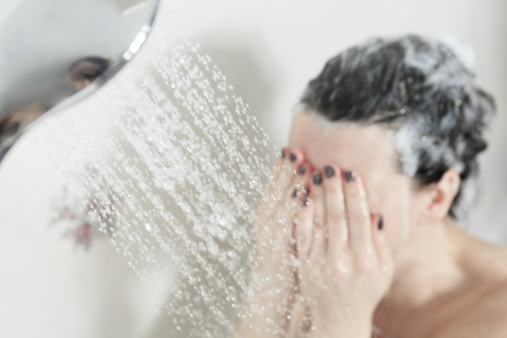 Dermatolog: Zašto ne biste trebali prati lice pod tušem