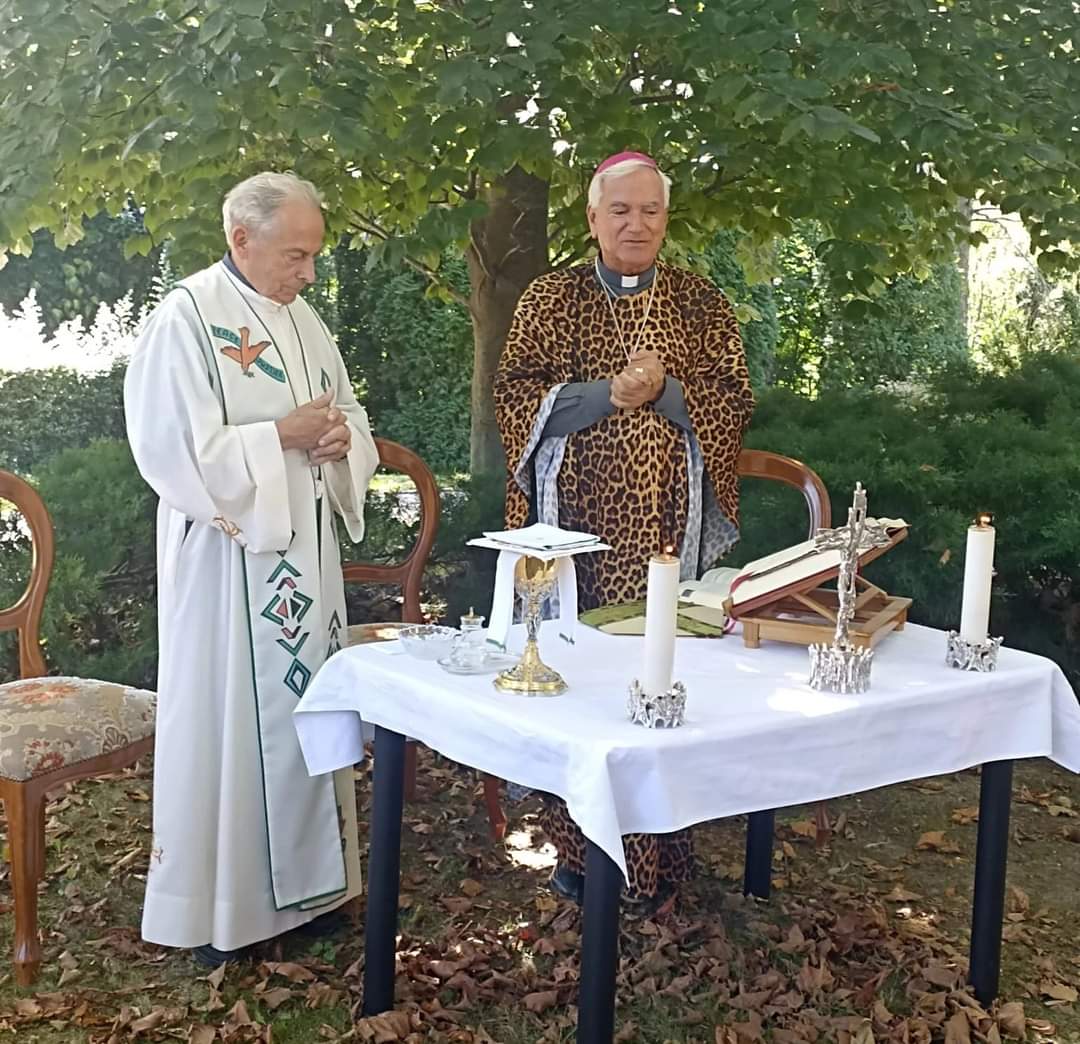 Služio misu u mantiji sa leopard printom pa izazvao burne reakcije