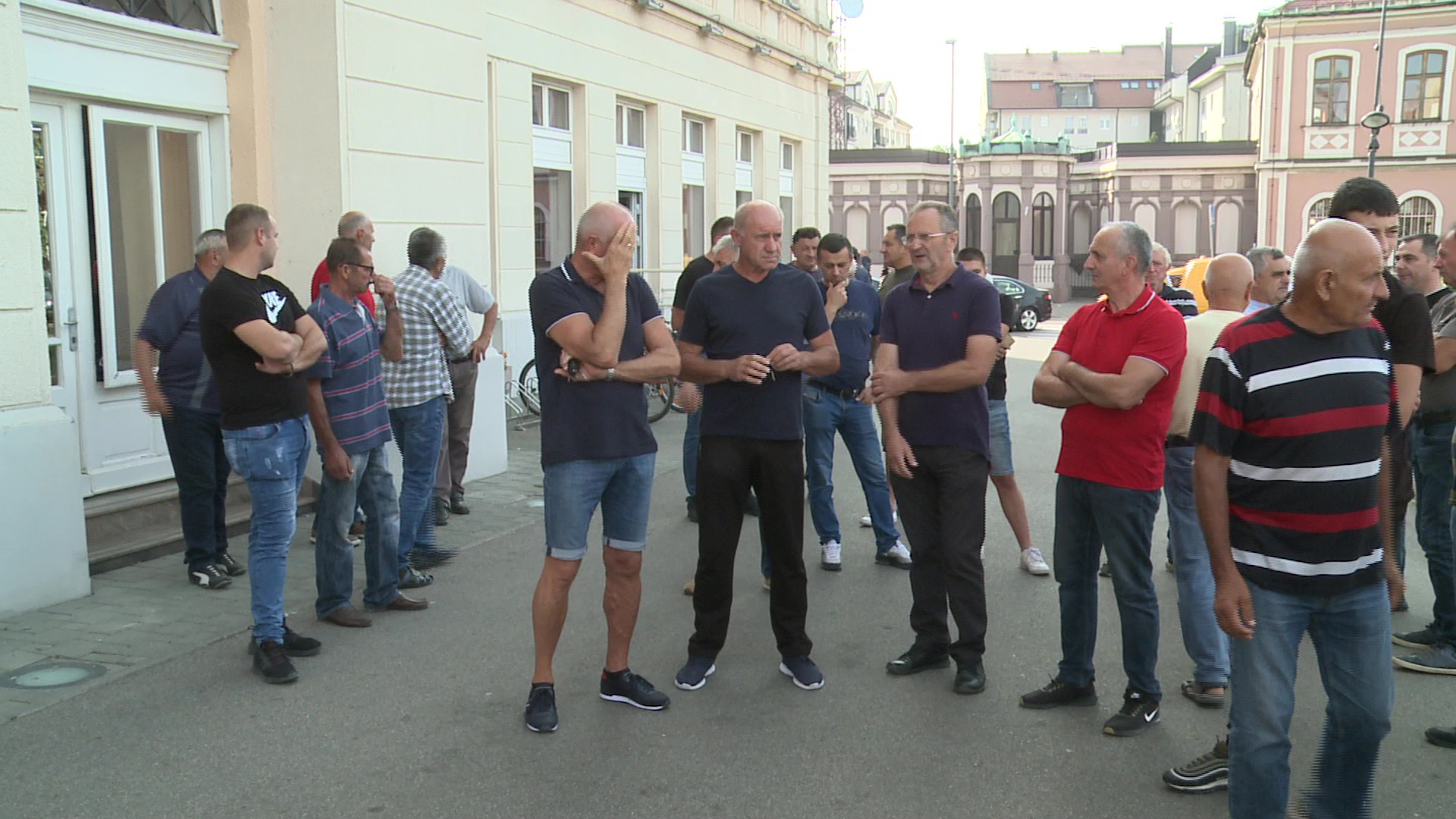 Protest farmera iz sela Brodac pred gradskom upravom u Bijeljini