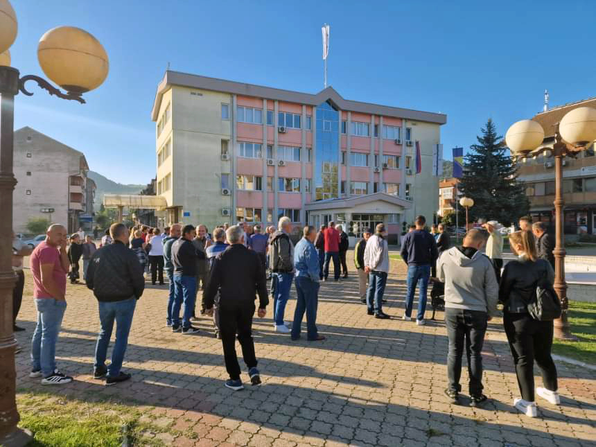Ugljevik: Mještani sela ugroženih rudarskim kopom traže rješavanje problema (FOTO)