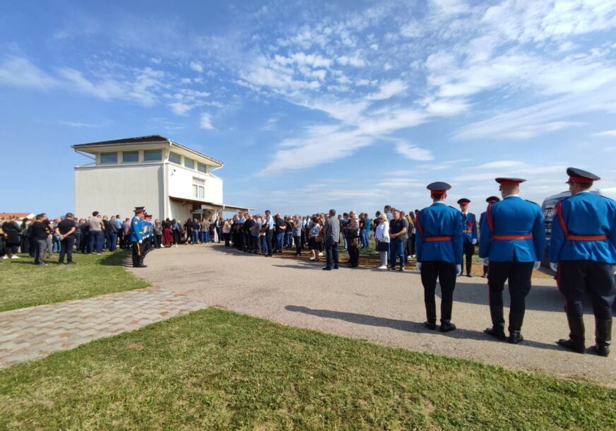 Sahranjen ubijeni policijski inspektor: Na hiljade Bijeljinaca, porodica i prijatelji na vječni počinak ispratili Nenada Markovića