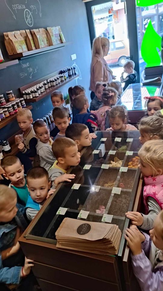U prodavnici zdrave hrane "Špajz“ ugostili djecu iz dječijeg vrtića“ Čika Jova Zmaj“