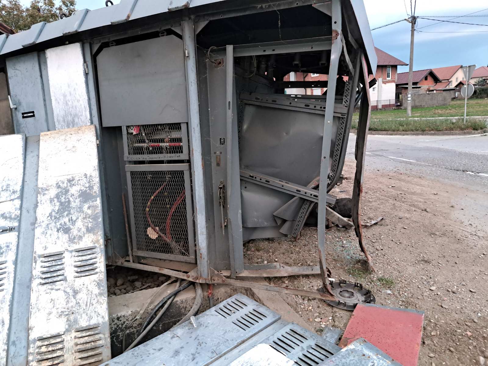 Putničko vozilo uništilo trafo stanicu u Galcu, bez struje 700 kupaca FOTO