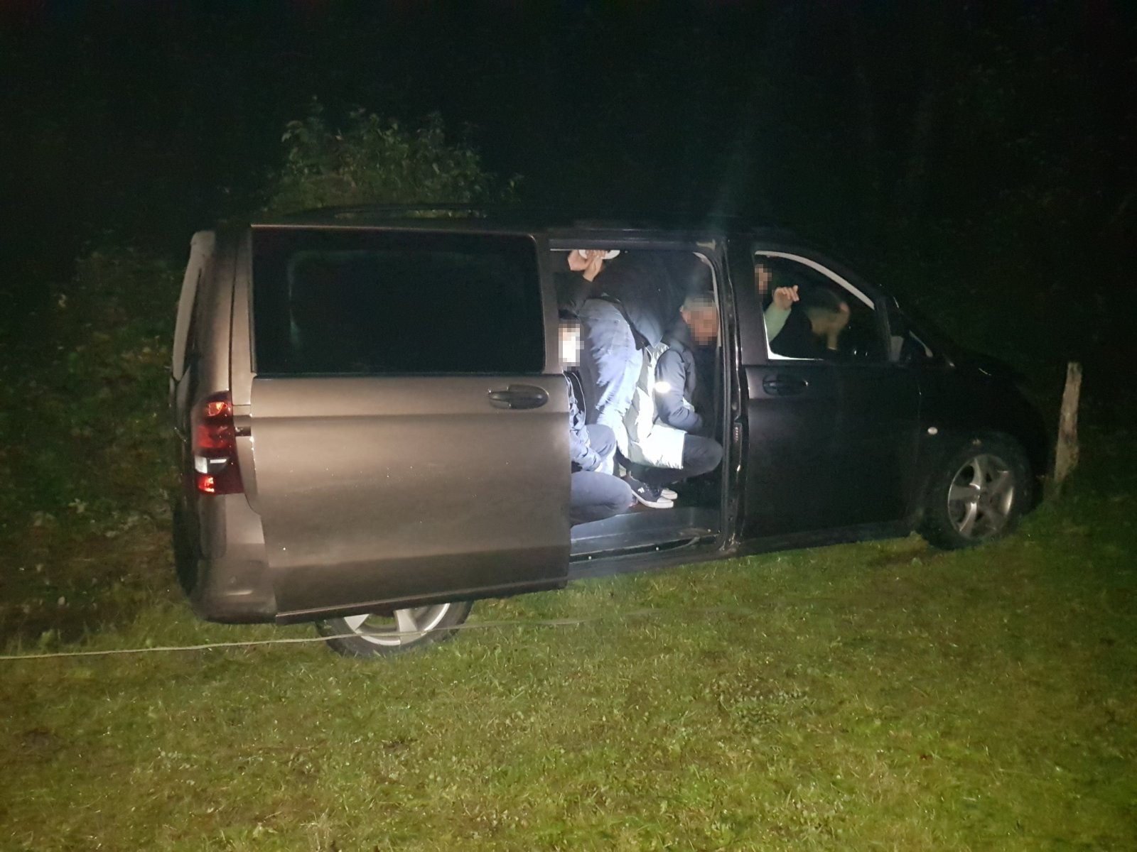 U mercedesu krijumčario 22 stranca (FOTO)