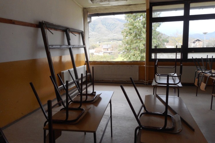 Vjetar izbio prozor u školi u Bratuncu, povrijeđena učenica (FOTO)