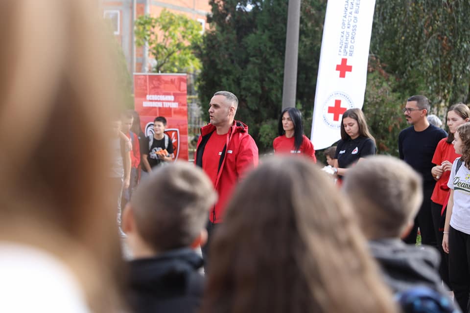 VELIKI BROJ ZAINTERESOVANIH ZA VOLONTIRANJE Pokazna vježba Crvenog krsta Bijeljina u OŠ ,,Vuk Karadžić”