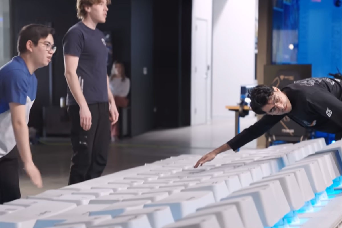 Pogledajte kako izgledaju najveći miš i tastatura na svijetu (VIDEO)