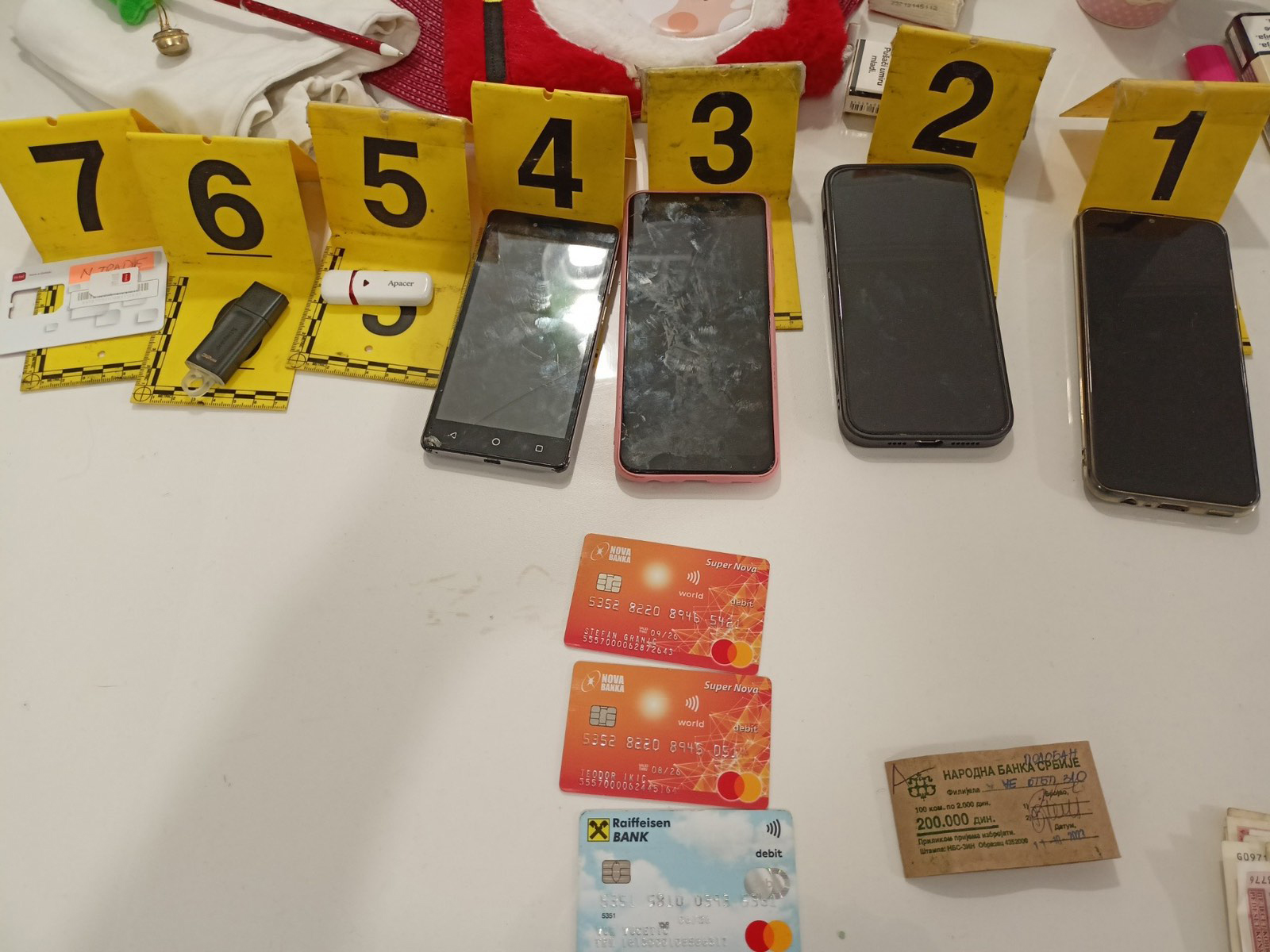 Uhapšena tri lica osumnjičena za prevare, iznude i pranje novca