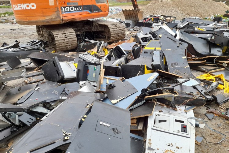 Uništeni automati i terminali za igre na sreću (FOTO)