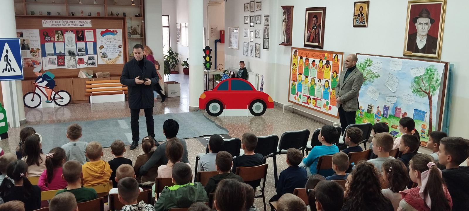 U Velikoj Obarskoj za đake izvedena predstava “Mirka” – cilj edukacija o bezbjednosti u saobraćaju (FOTO)