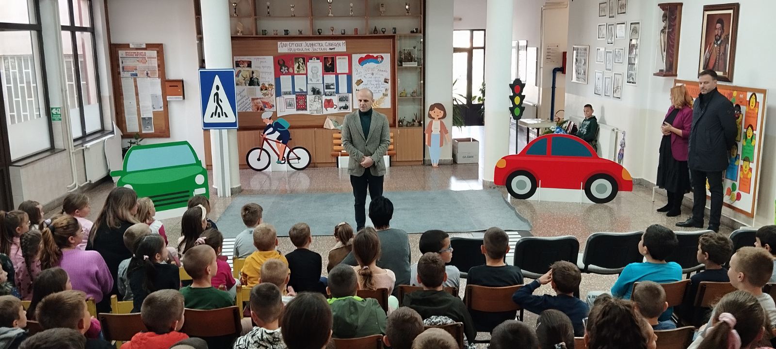 U Velikoj Obarskoj za đake izvedena predstava “Mirka” – cilj edukacija o bezbjednosti u saobraćaju (FOTO)