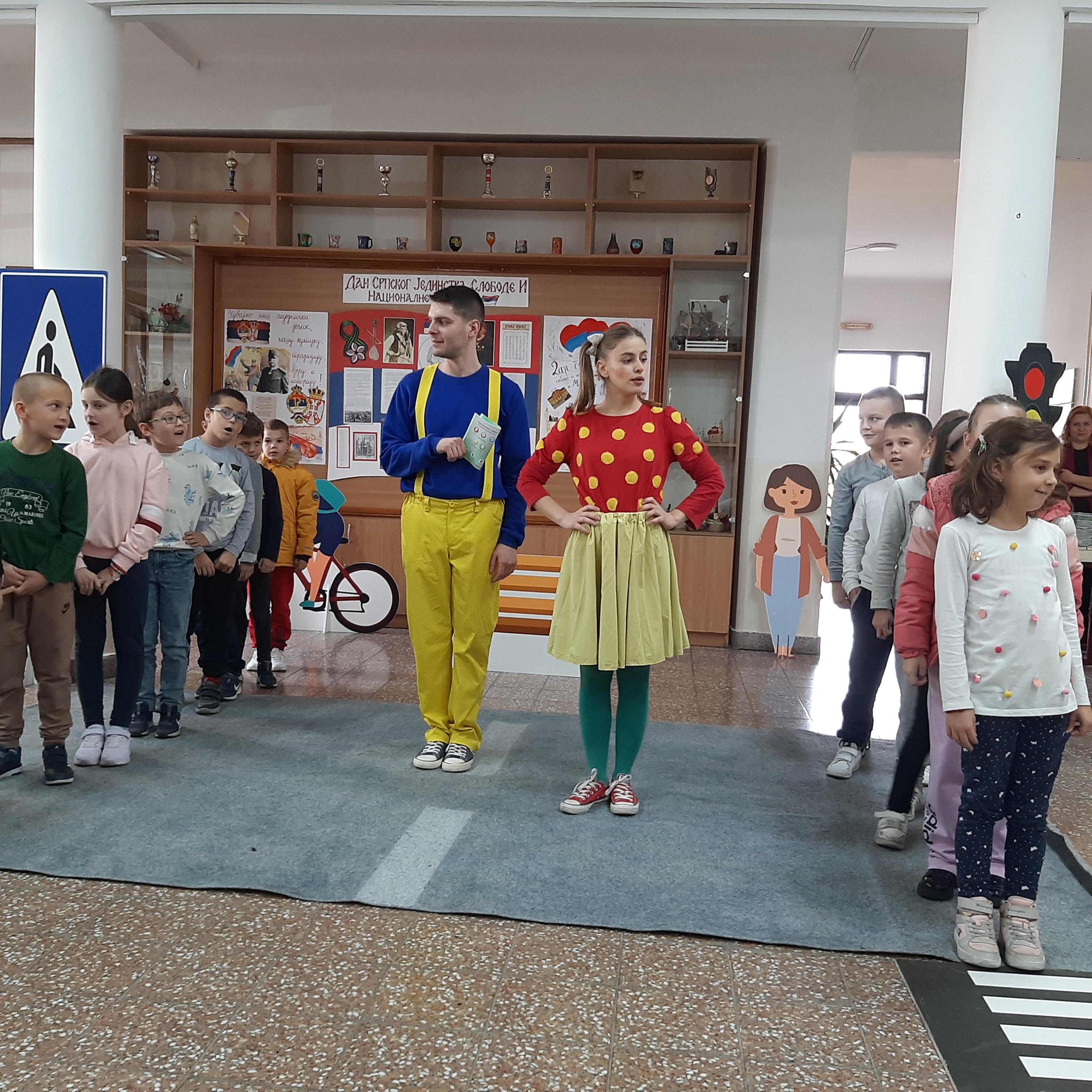 U Velikoj Obarskoj za đake izvedena predstava “Mirka” – cilj edukacija o bezbjednosti u saobraćaju (FOTO)
