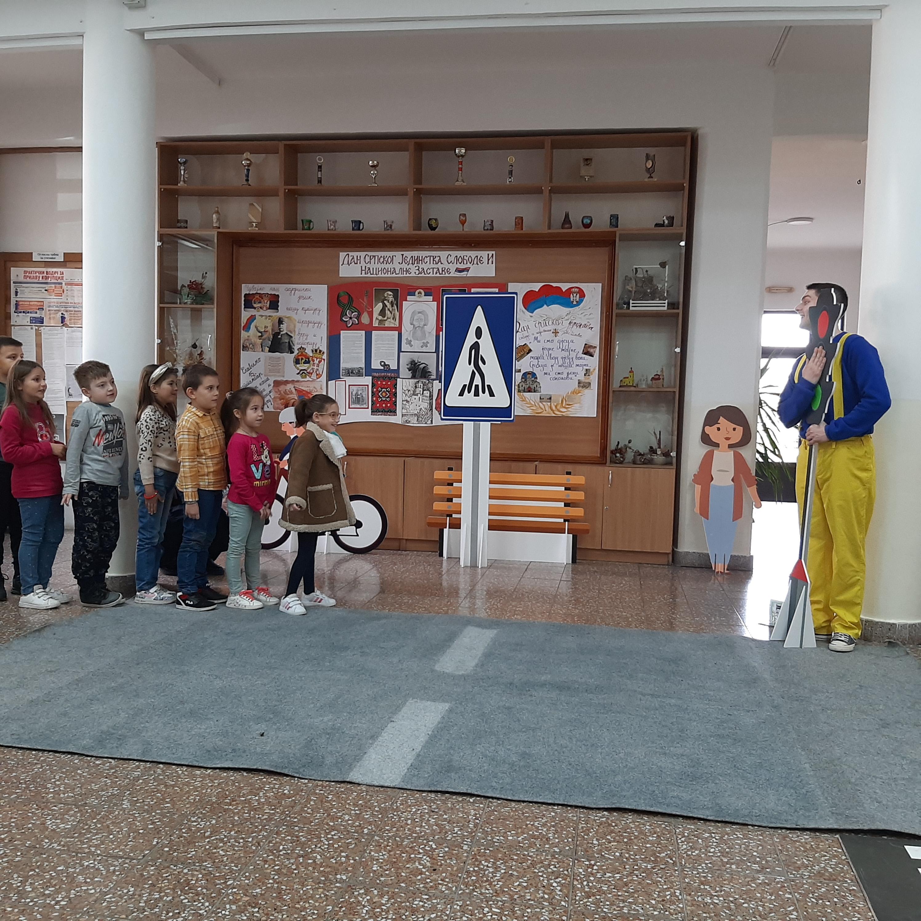U Velikoj Obarskoj za đake izvedena predstava “Mirka” – cilj edukacija o bezbjednosti u saobraćaju (FOTO)