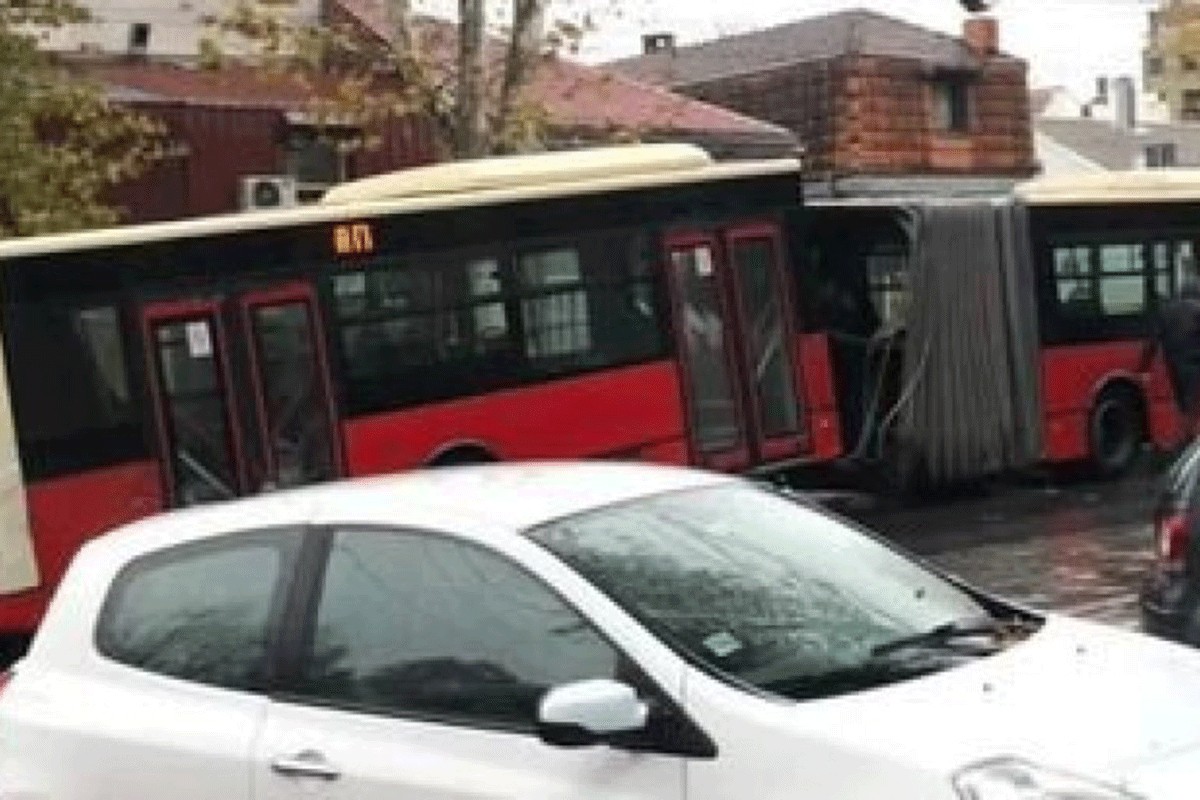 Prepolovio se gradski autobus u Beogradu (VIDEO)
