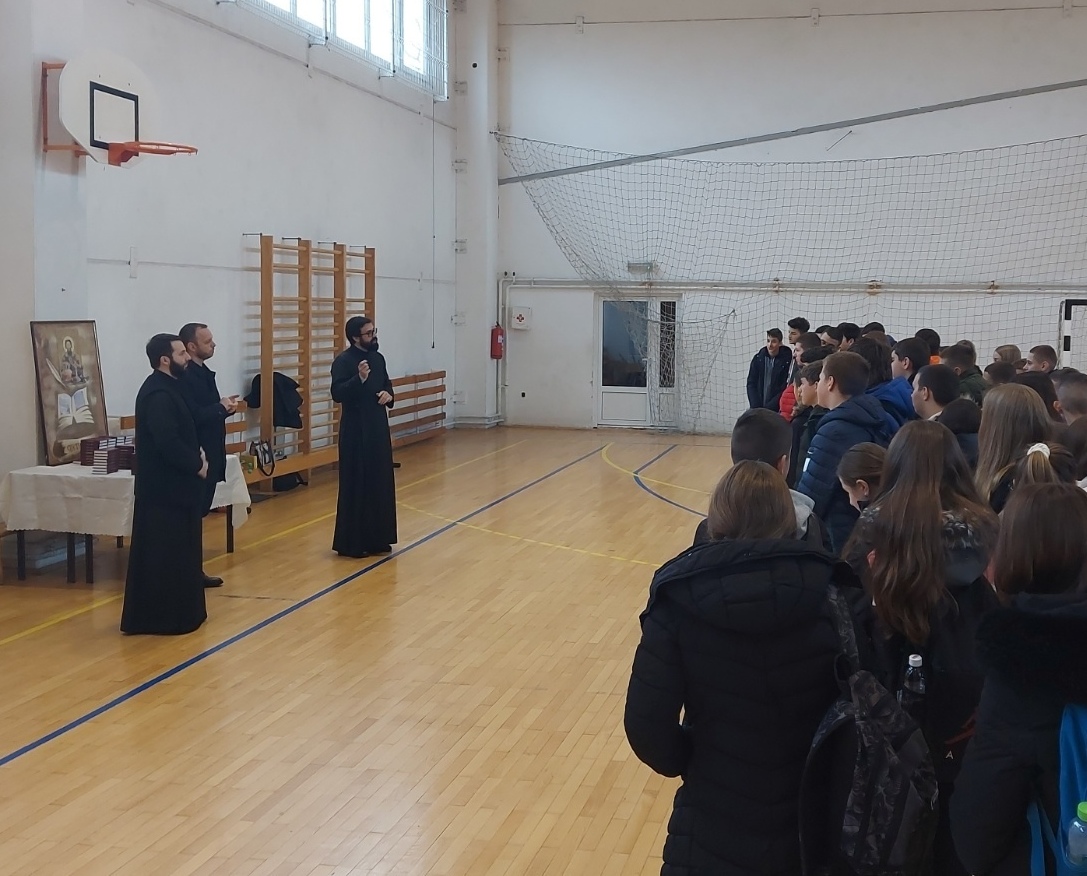 U školi u Dvorovima Božićni post počeo podjelom besplatnih  knjiga "Novog zavjeta"