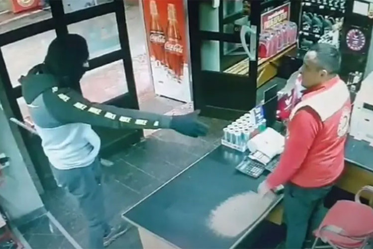 Kamere snimile propali pokušaj pljačke u Gradišci (VIDEO)