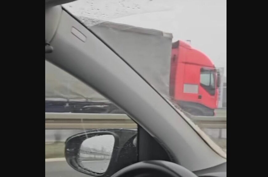 Kamion vozi u kontra smjeru na auto-putu i to brzom trakom (VIDEO)