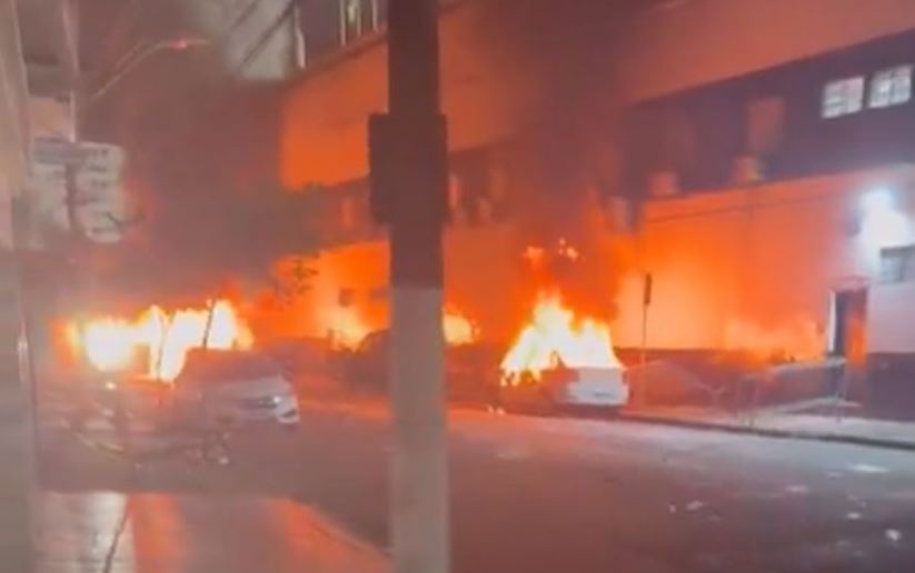 Navijači zapalili grad, ali bukvalno: Slavni klub ispao iz lige poslije 111 godina (VIDEO)