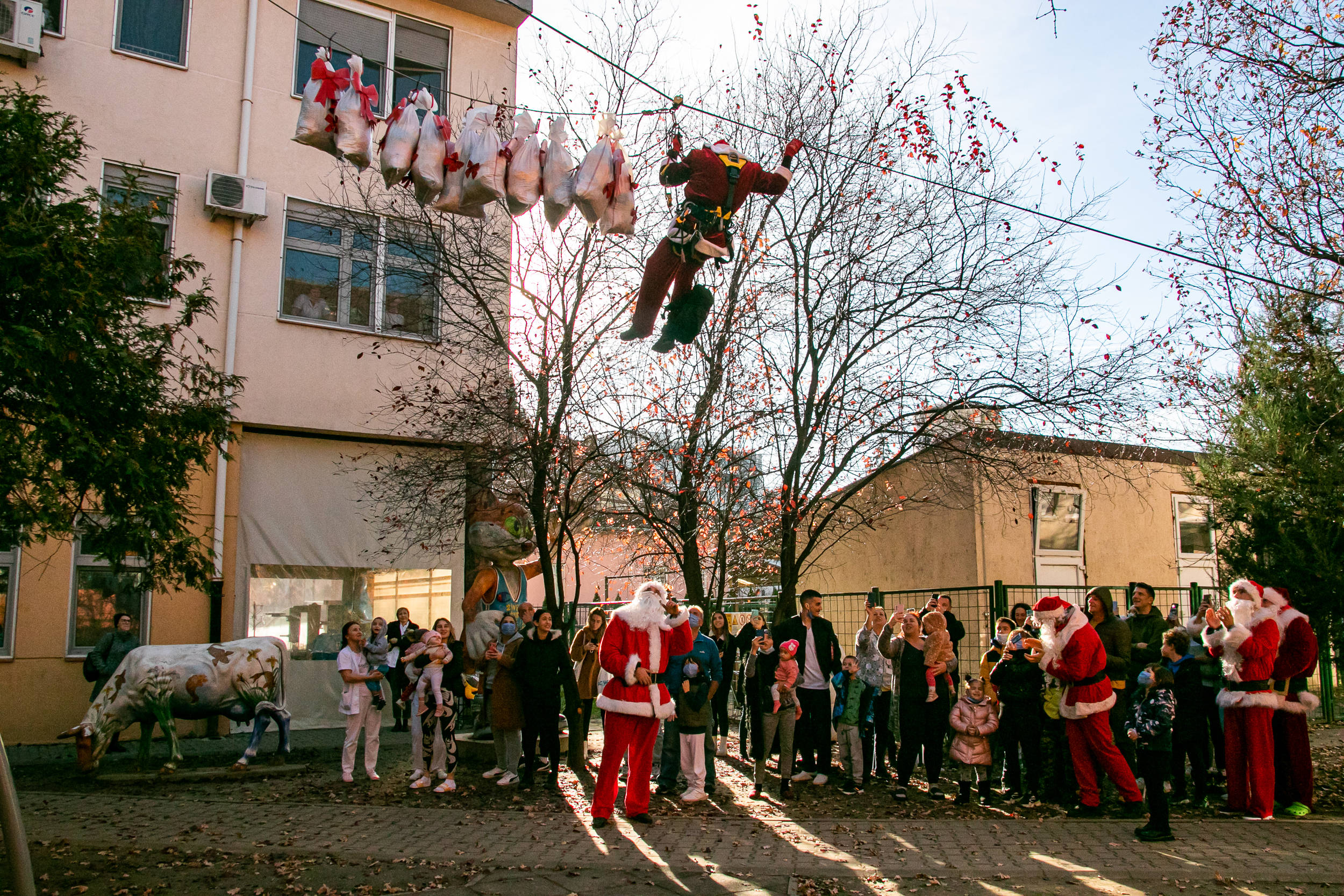 GORSKA SLUŽBA SPASAVANJA SRBIJE OBRADOVALA MALIŠANE  Deda Mraz se spustio sa krova Dečje bolnice u Novom Sadu FOTO