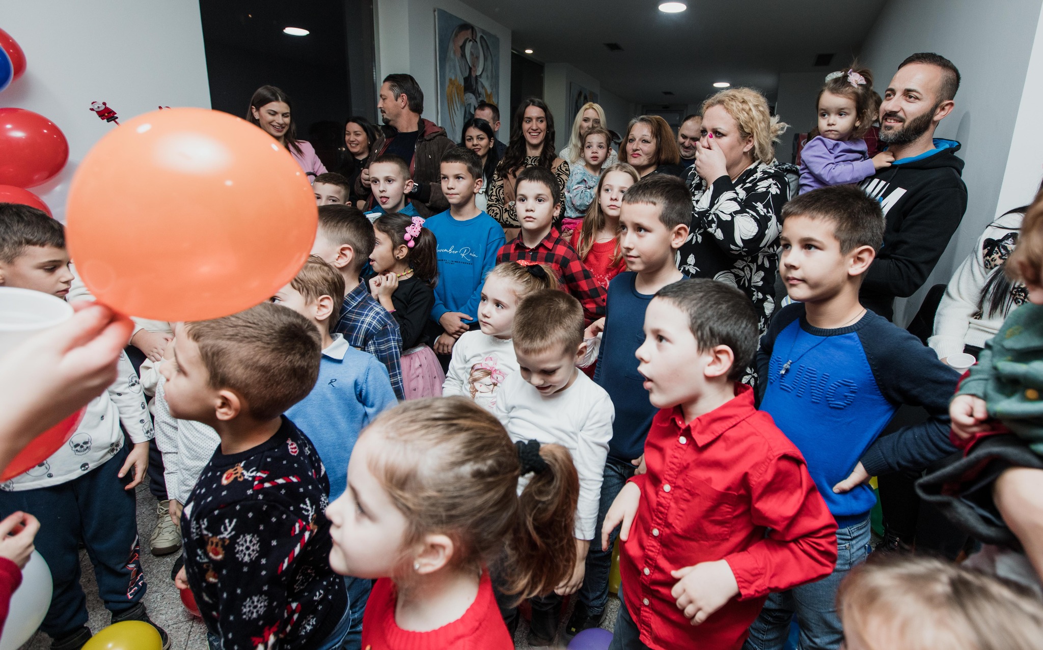 Deda Mraz obradovao mališane u Republičkoj stranci Srpske