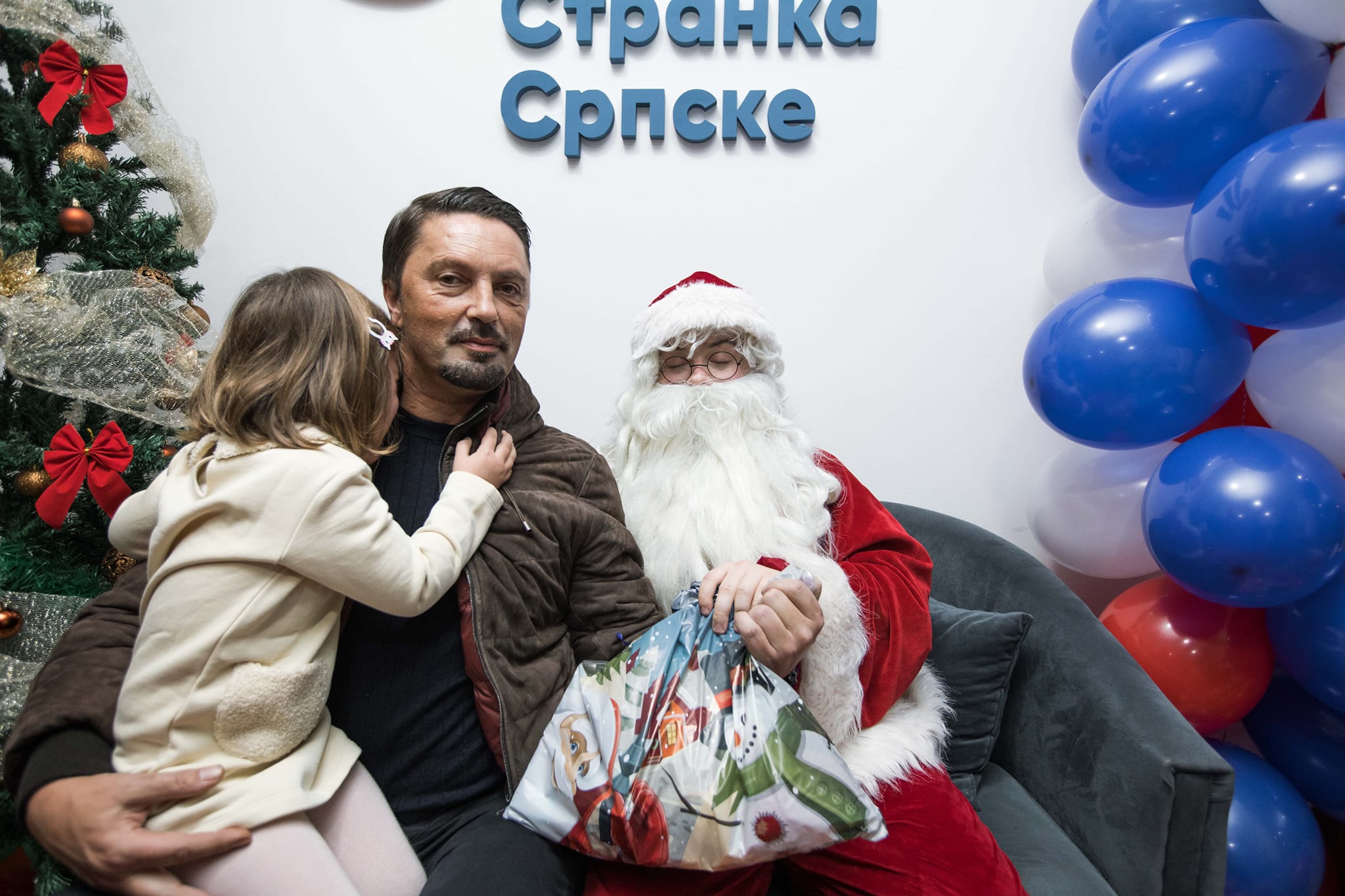 Deda Mraz obradovao mališane u Republičkoj stranci Srpske