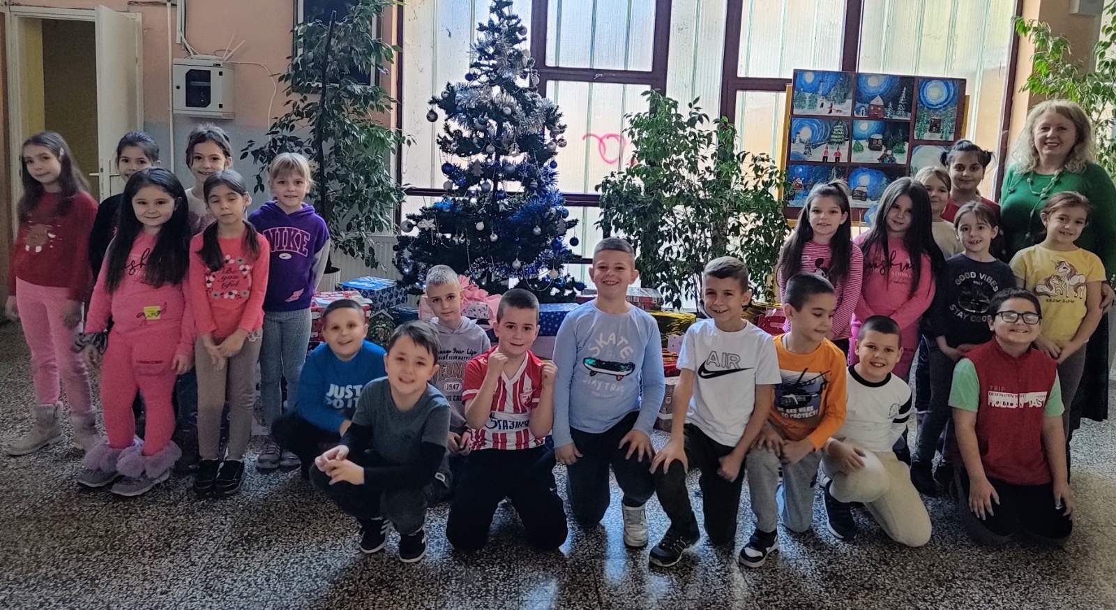 Ugljevički đaci podržali "Humanitarni štand-paketići za djecu na Kosovu i Metohiji"