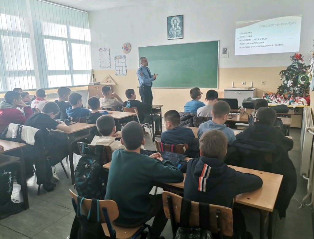 POLICIJA SPROVODI KAMPANJU Osnovci iz Dvorova naučili da petarde nisu igračke