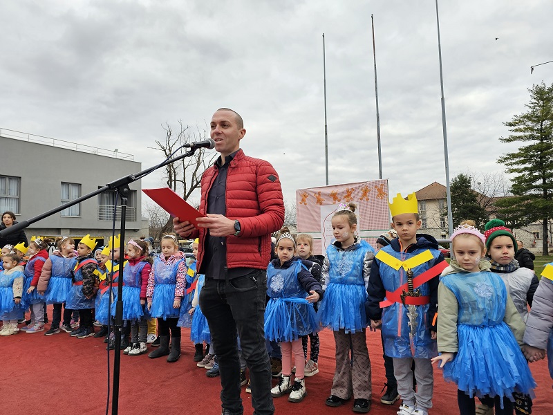 Karneval “Praznična čarolija” za ugljevičke mališane: Uz darove-čestitka i pažnja FOTO