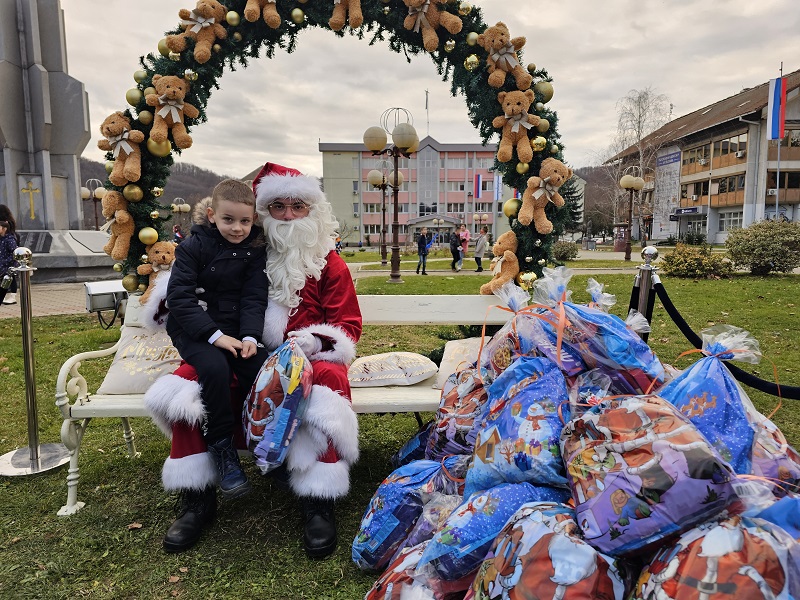 Karneval “Praznična čarolija” za ugljevičke mališane: Uz darove-čestitka i pažnja FOTO