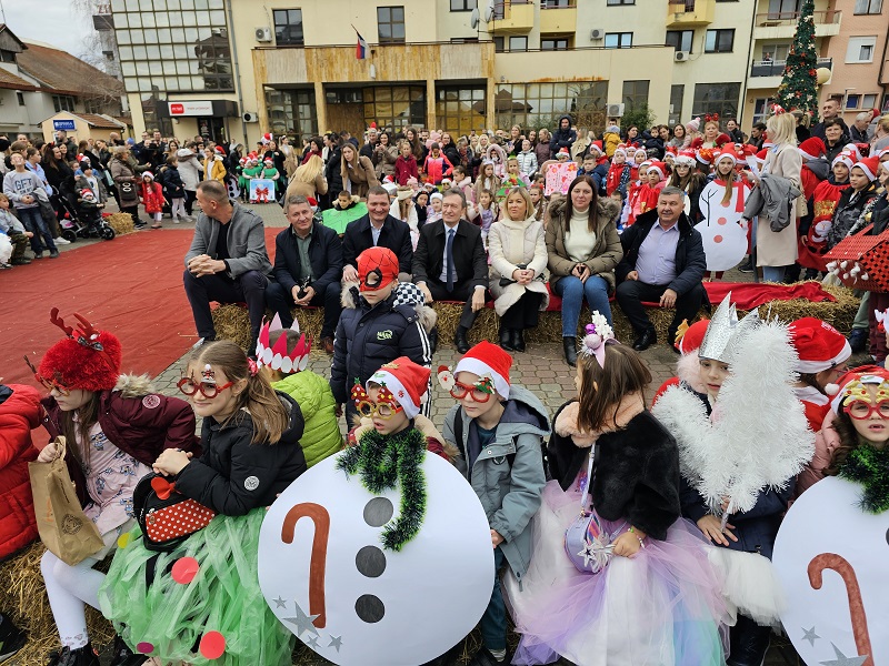 Karneval “Praznična čarolija” za ugljevičke mališane: Uz darove-čestitka i pažnja FOTO