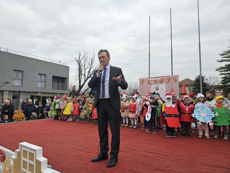 Karneval “Praznična čarolija” za ugljevičke mališane: Uz darove-čestitka i pažnja FOTO
