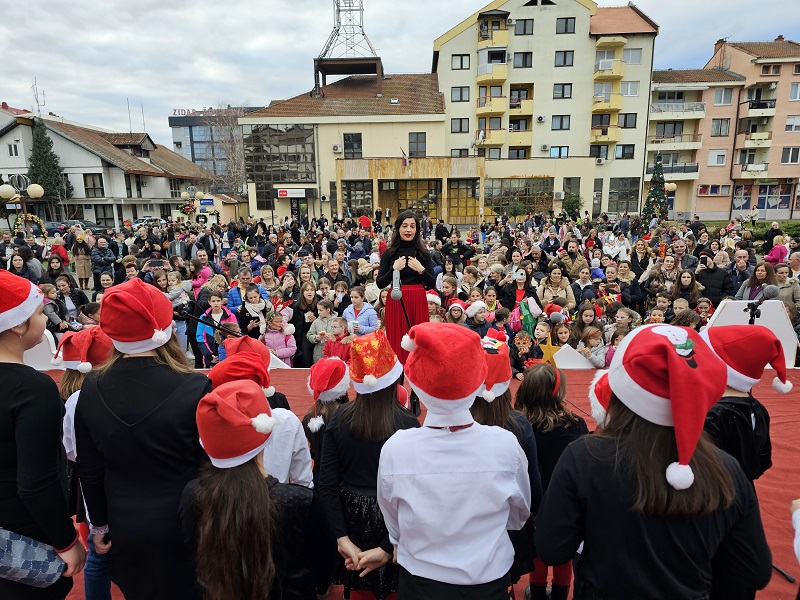 Karneval “Praznična čarolija” za ugljevičke mališane: Uz darove-čestitka i pažnja FOTO