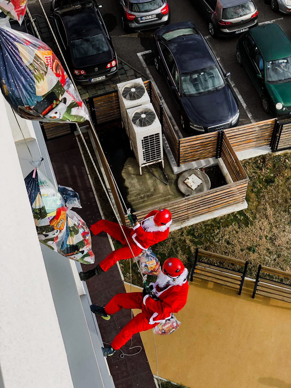 DAN DJEČIJE RADOSTI U BIJELJINI Djeda Mrazovi se spuštali s krova i dijelili paketiće djeci iz Dnevnog centra FOTO