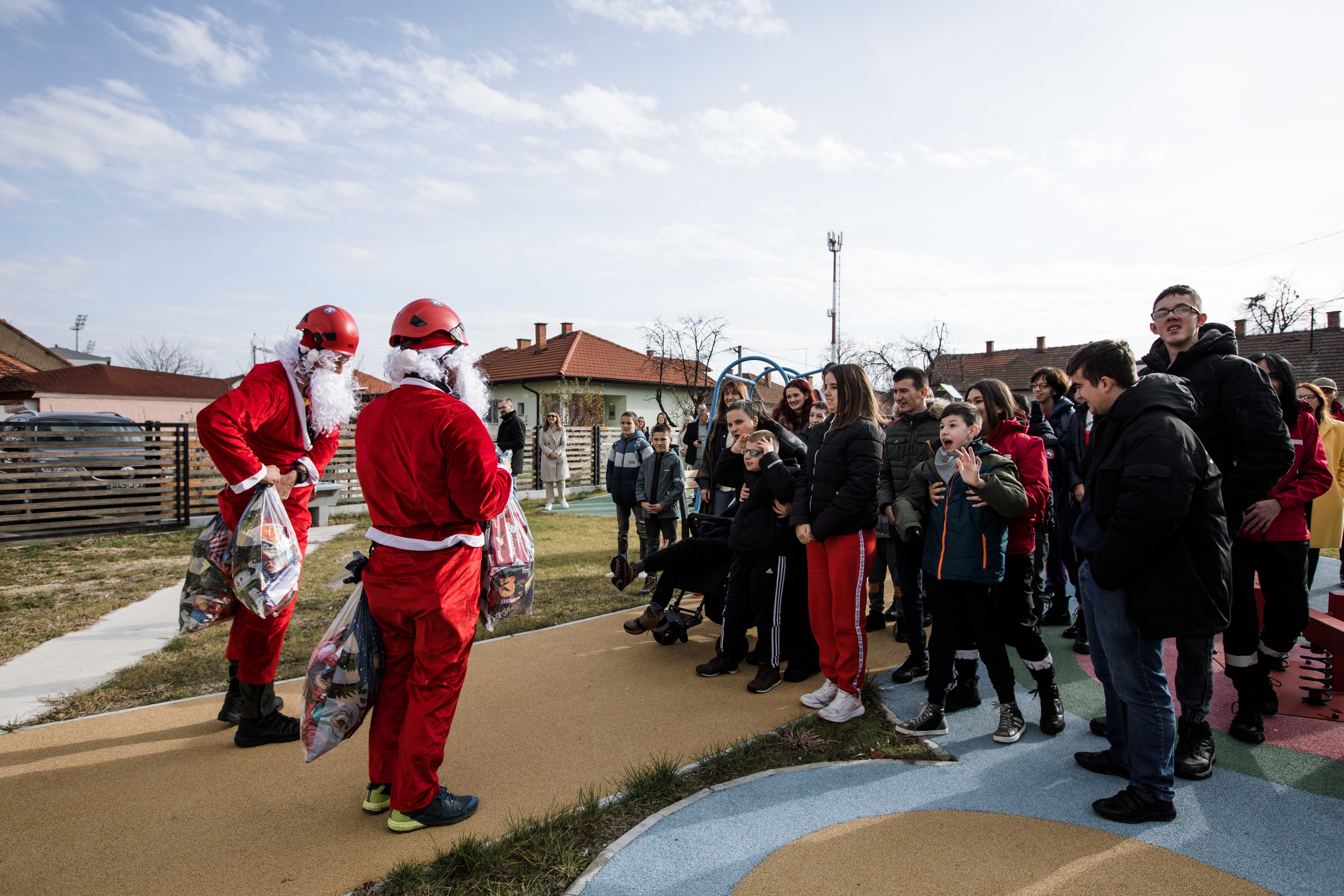 DAN DJEČIJE RADOSTI U BIJELJINI Djeda Mrazovi se spuštali s krova i dijelili paketiće djeci iz Dnevnog centra FOTO