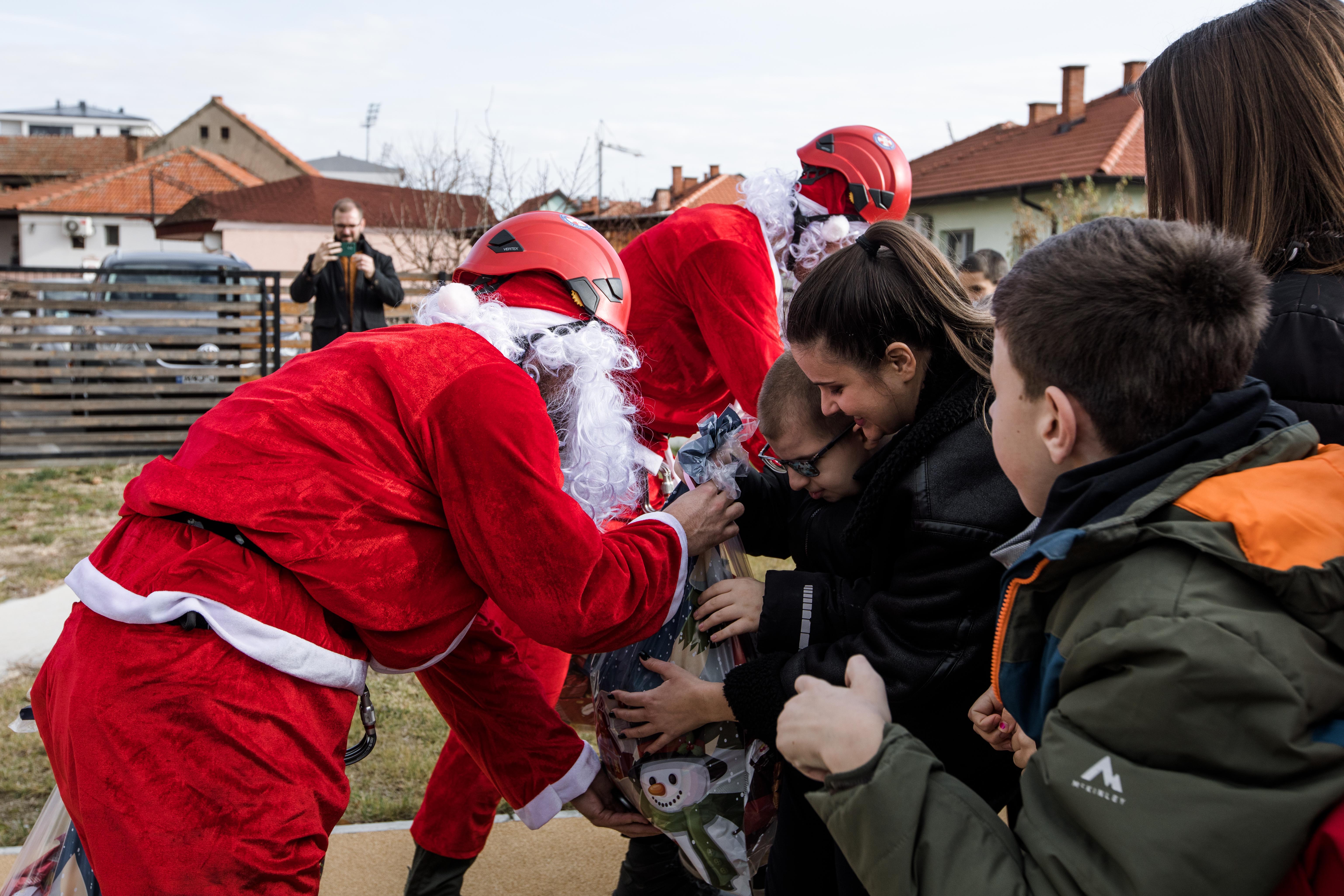 DAN DJEČIJE RADOSTI U BIJELJINI Djeda Mrazovi se spuštali s krova i dijelili paketiće djeci iz Dnevnog centra FOTO