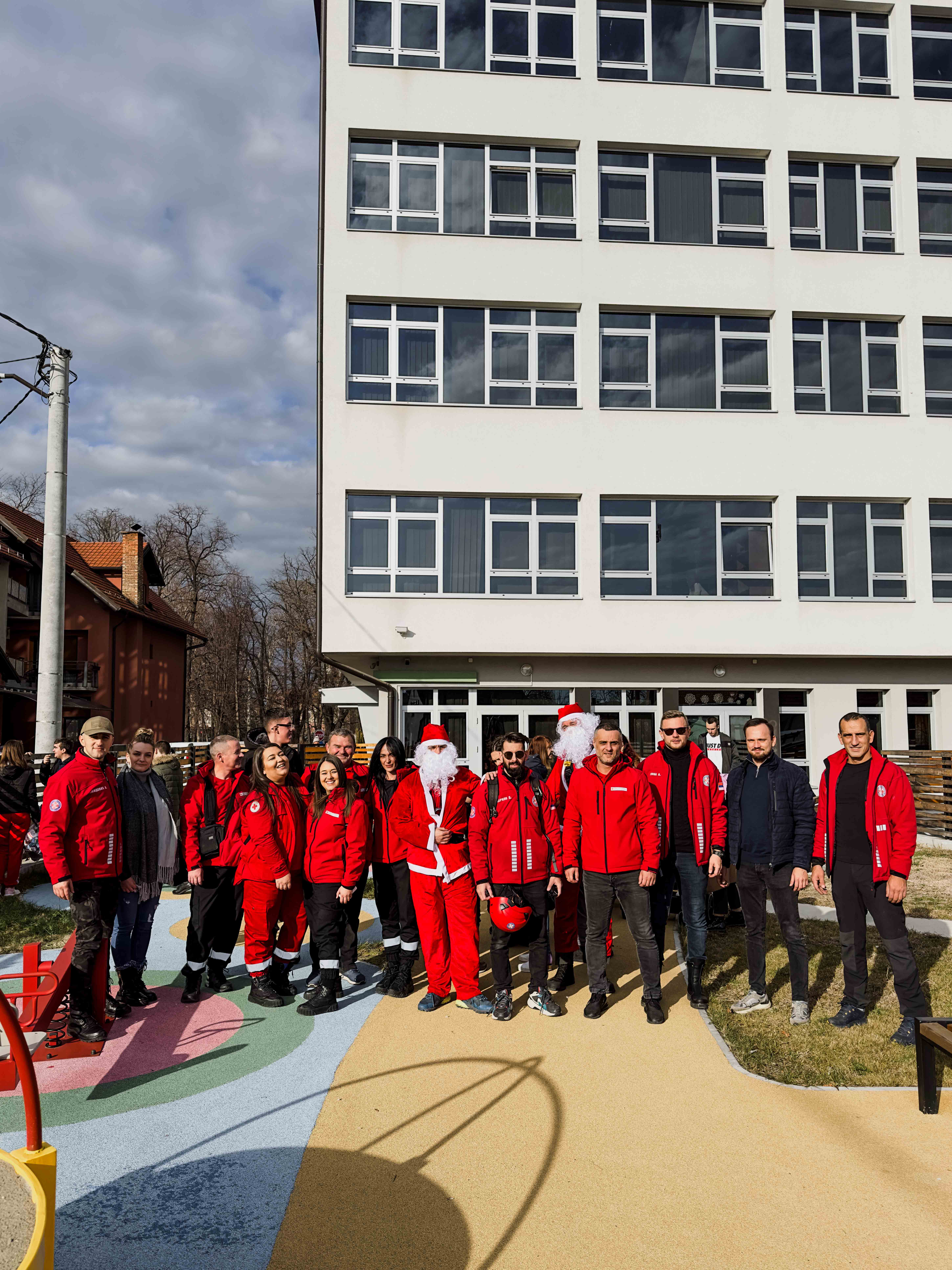 DAN DJEČIJE RADOSTI U BIJELJINI Djeda Mrazovi se spuštali s krova i dijelili paketiće djeci iz Dnevnog centra FOTO