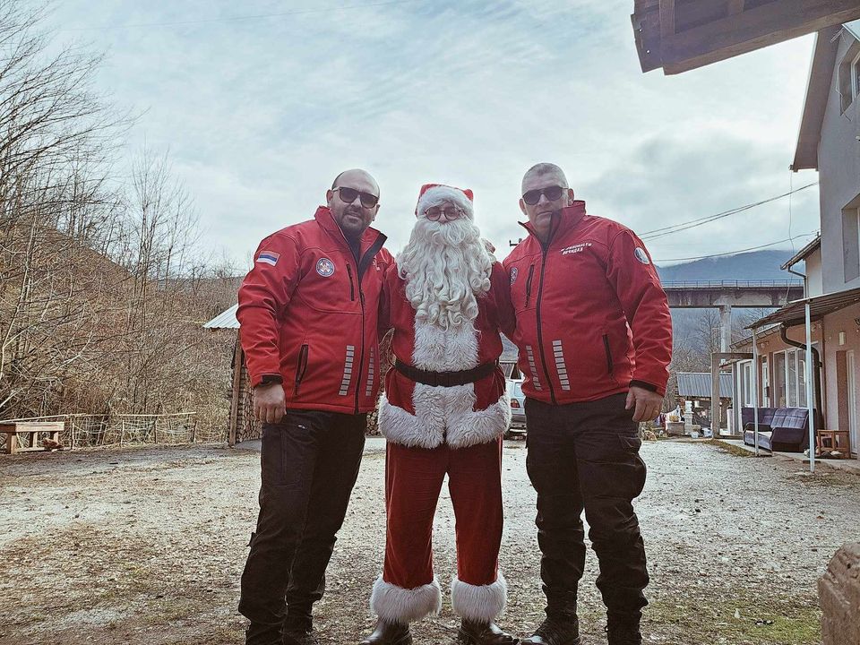 Bijeljinci prešli 260 km da usreće mališane u porodici Mijović (FOTO GALERIJA)