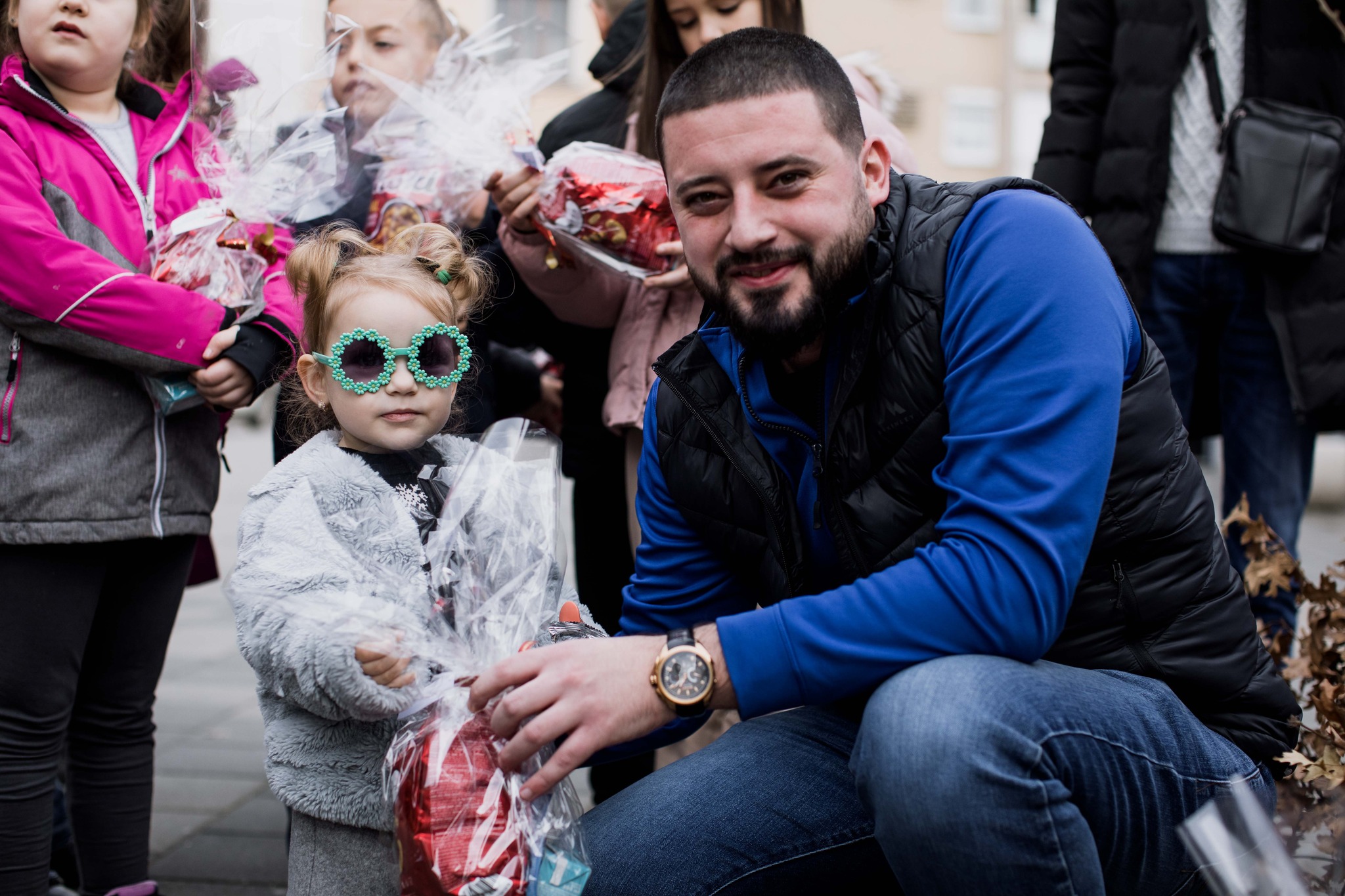 Omladinci RSS dijelili badnjake i paketiće u centru Bijeljine