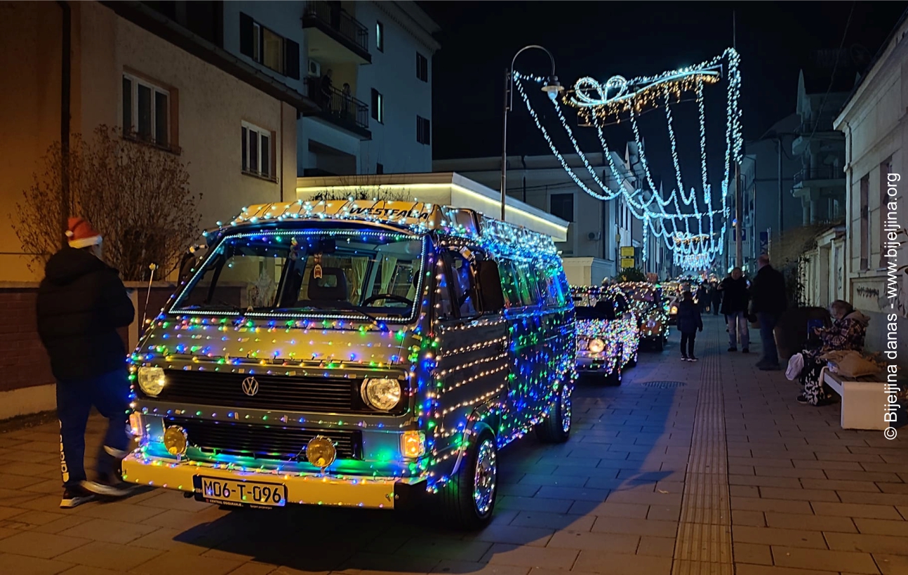 Bijeljina zasijala, oldtajmeri defilovali gradom FOTO/VIDEO