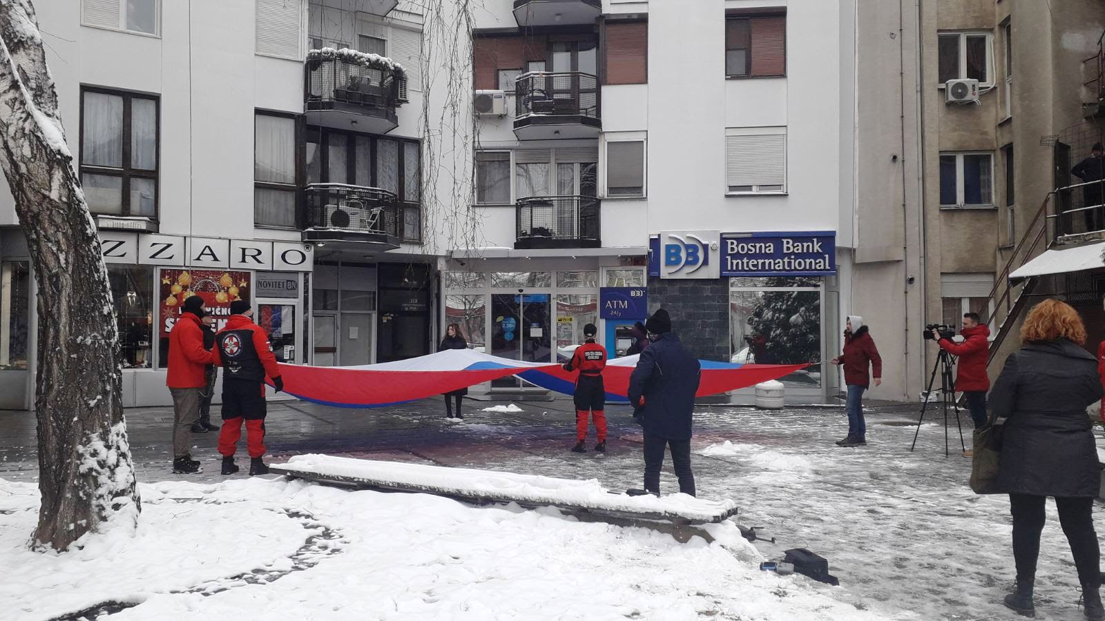ROĐENDANSKA ČESTITKA Pripadnici GSS Bijeljina istakli zastavu na visini od 28 metara