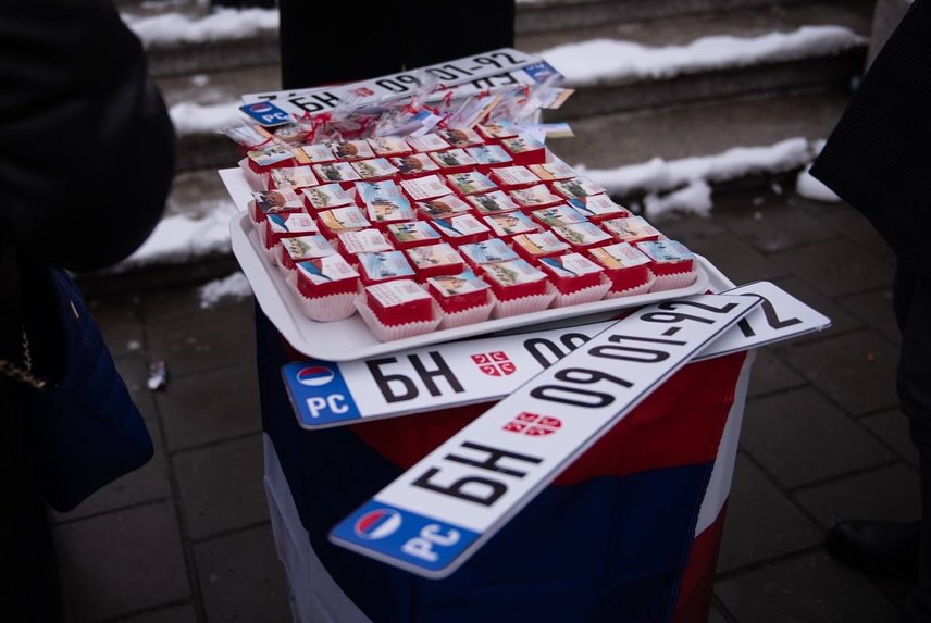 MSD Bijeljina: Podijeljene tablice, kape i kolači sa oznakom "9. januar" FOTO