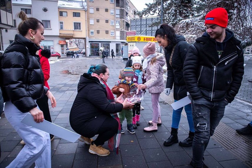 MSD Bijeljina: Podijeljene tablice, kape i kolači sa oznakom "9. januar" FOTO