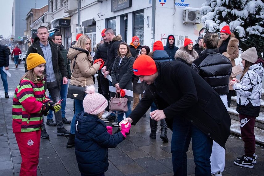 MSD Bijeljina: Podijeljene tablice, kape i kolači sa oznakom "9. januar" FOTO