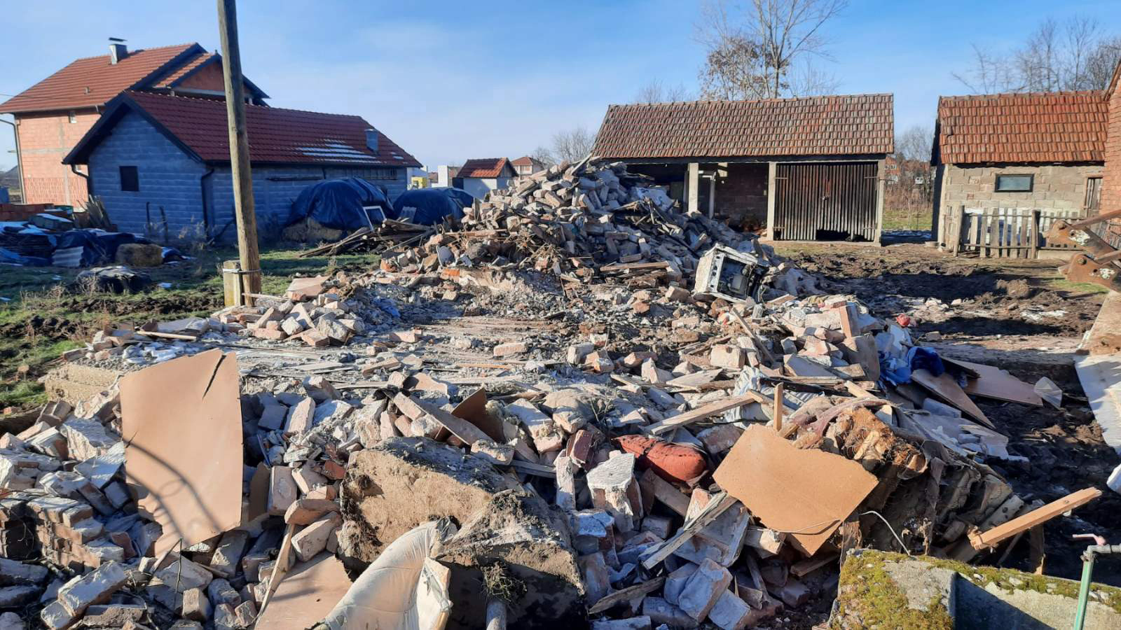 Ikona Svetog Đorđa ostala netaknuta na zgarištu porodične kuće Stojića FOTO