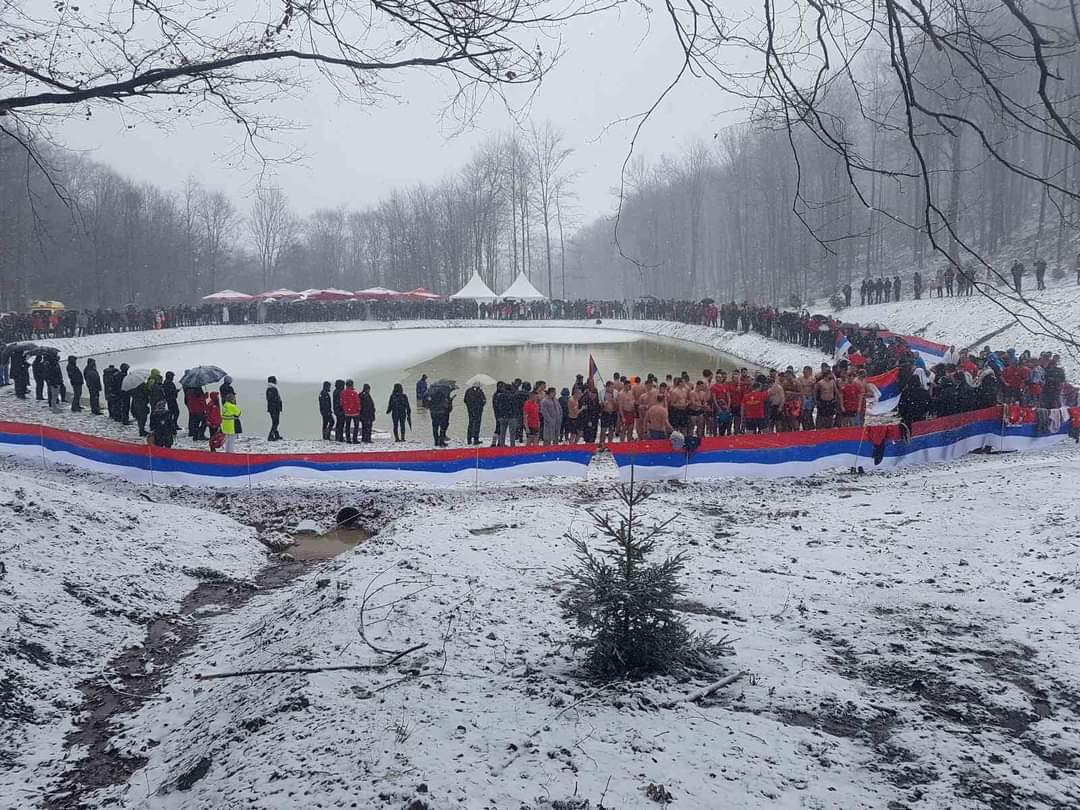 PLIVANJE ZA ČASNI KRST NA JEZERU BUSIJA Marjana i Aleksandra zajedno su doplivale do Časnog krsta FOTO