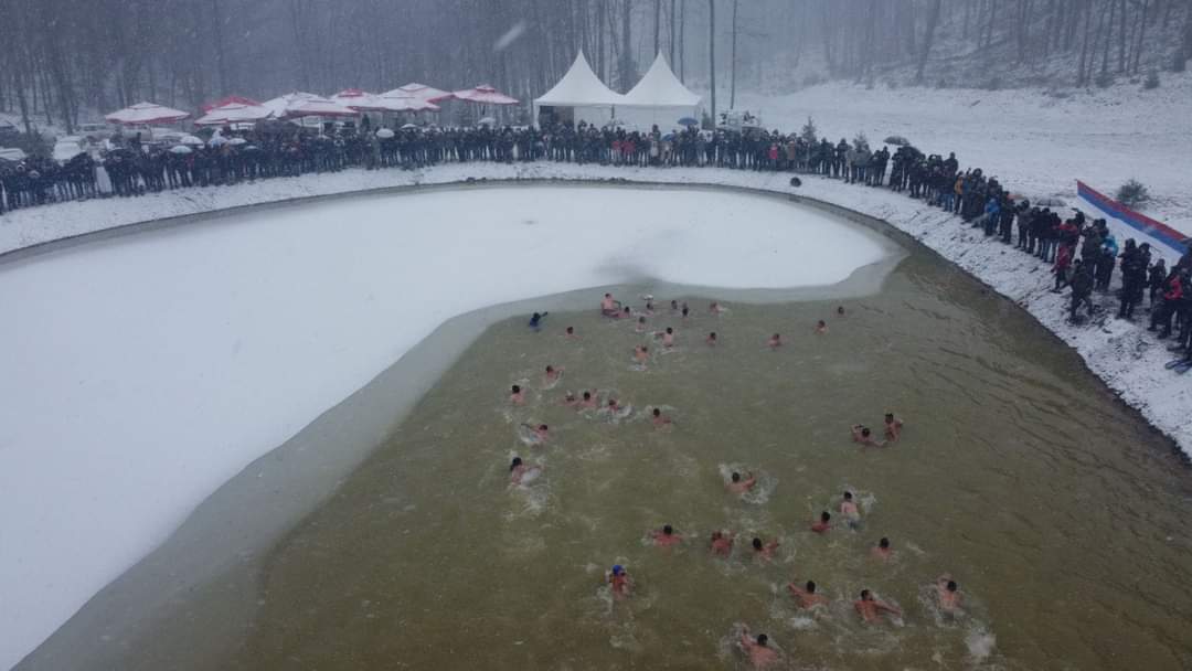 PLIVANJE ZA ČASNI KRST NA JEZERU BUSIJA Marjana i Aleksandra zajedno su doplivale do Časnog krsta FOTO