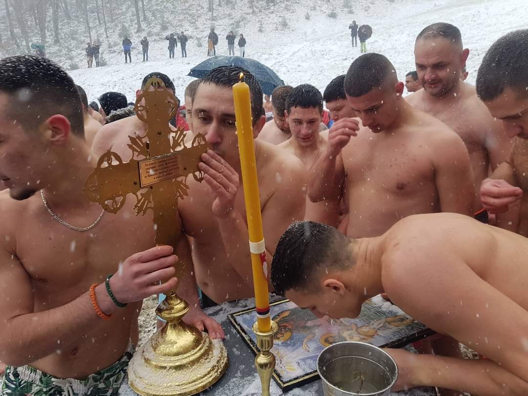 PLIVANJE ZA ČASNI KRST NA JEZERU BUSIJA Marjana i Aleksandra zajedno su doplivale do Časnog krsta FOTO