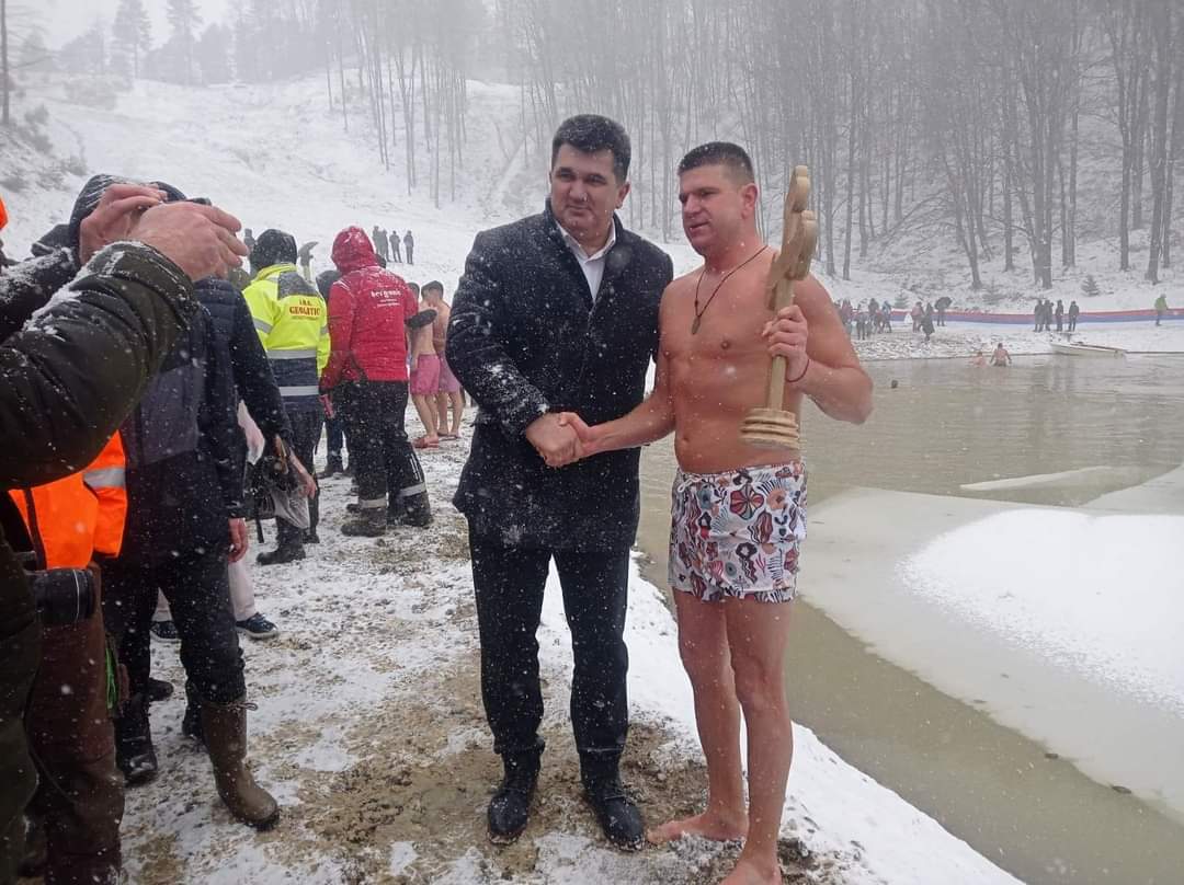 PLIVANJE ZA ČASNI KRST NA JEZERU BUSIJA Marjana i Aleksandra zajedno su doplivale do Časnog krsta FOTO